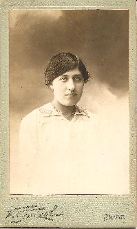  Blanche Aune
