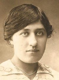  Blanche Aune
